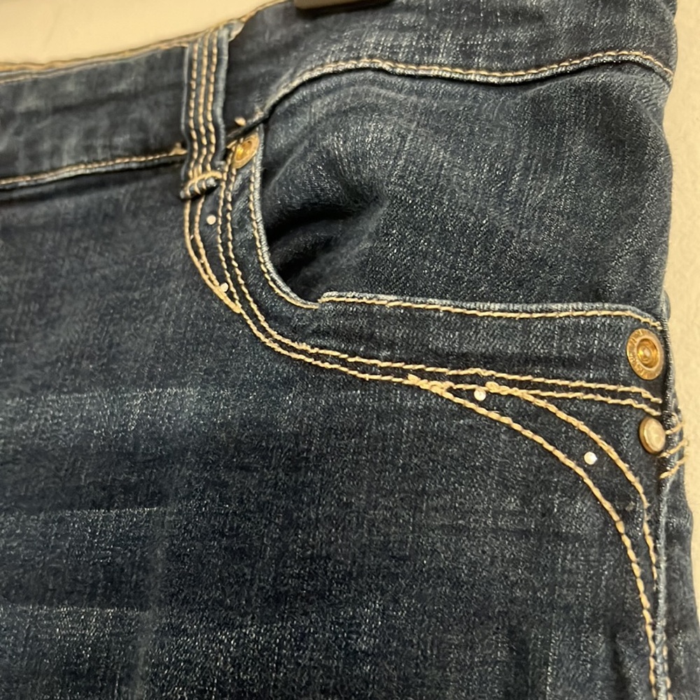 So lifting by Chico’s. Size 2. Waist= 35”. - Picture 3 of 7